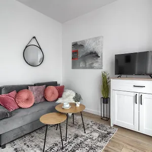 M&r Airport&business Wynalazek - Fast Wi-fi - Underground Garage - Self Check-in - Netflix - 6 Min From Chopin Airport Apartament